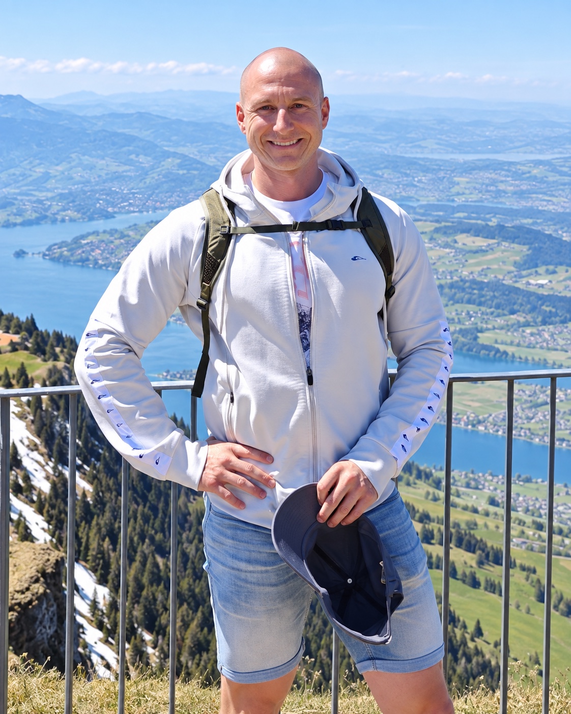Matthias Wicki beim Wandern mit Blick auf See und Berge